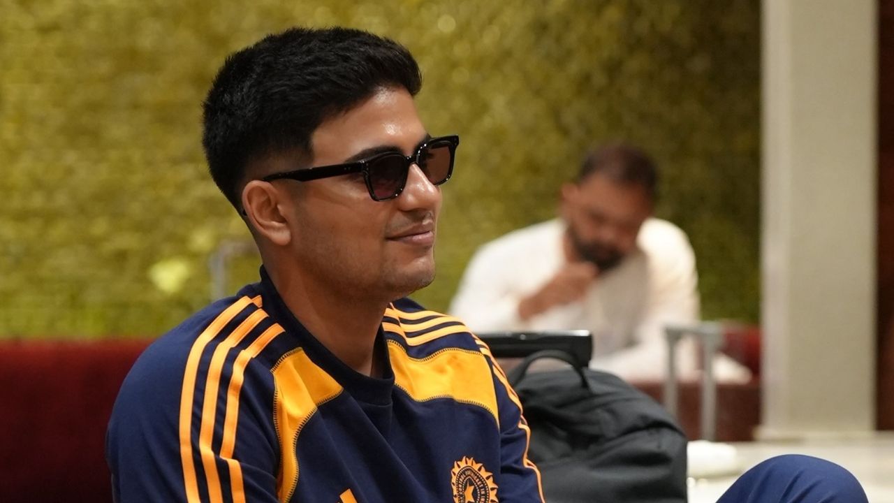 भारताचा नवा कर्णधार शुभमन गिल कसोटीत २००० धावा पूर्ण करण्यापासून फक्त १०७ धावा दूर आहे. त्याने ३२ सामन्यांमध्ये ३५.०५ च्या सरासरीने १,८९३ धावा केल्या आहेत, ज्यात ५ शतके आणि ७ अर्धशतकांचा समावेश आहे. तथापि, इंग्लंडमधील त्याचा रेकॉर्ड फारसा चांगला राहिलेला नाही, जिथे त्याने ६ डावांमध्ये फक्त ८८ धावा केल्या आहेत. फोटो सौजन्य -  BCCI