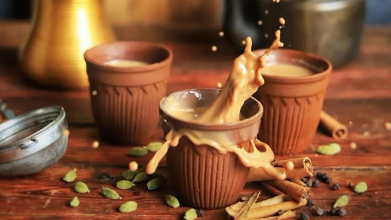 तज्ज्ञांच्या मते, दिवसातून फक्त 1 किंवा 2 वेळा चहा पिणे आरोग्यासाठी चांगले मानले जाते. तथापि, काही लोकांना दोनदापेक्षा जास्त वेळा चहा पिल्याने आरोग्याच्या समस्या येऊ शकतात.
