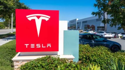 इतिहास घडला ! पहिल्यांदाच ड्रायव्हर शिवाय खरेदीदाराच्या घरी पोहोचली Tesla ची कार, भारतात होणार लाँच?