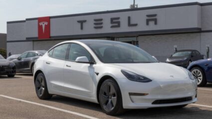 Tesla Car खरेदी करण्यासाठी आनंदाची बातमी ! July 2025 मध्ये उघडू शकतं पाहिलं शोरूम