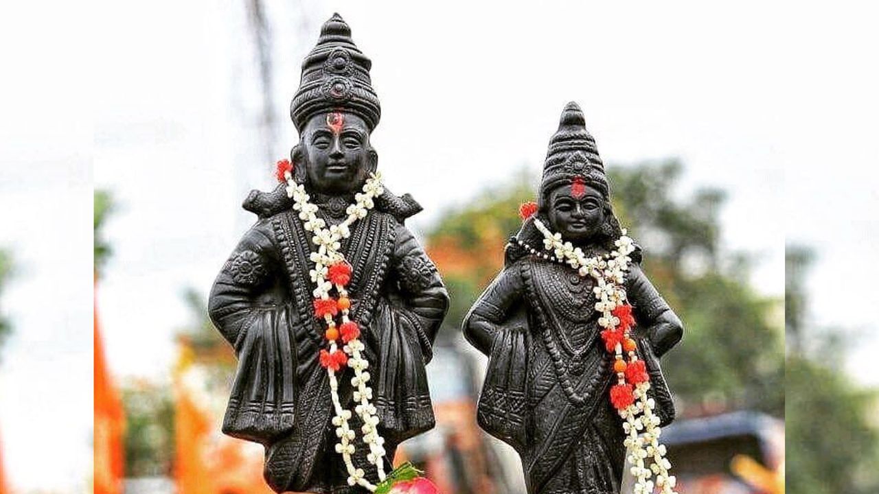 टाळ मृदुगांच्या लयीत वारकरी भजनं गातात. या महाराष्ट्राच्या आराध्य दैवताची आरती कोणी लिहीली हे जाणून घेऊयात. 