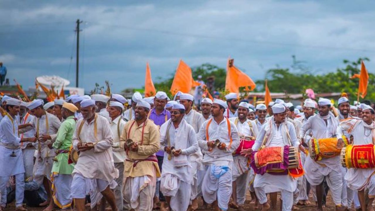 टाळ मृदुगांच्या लयीत वारकरी भजनं गातात. या महाराष्ट्राच्या आराध्य दैवताची आरती कोणी लिहीली हे जाणून घेऊयात. 