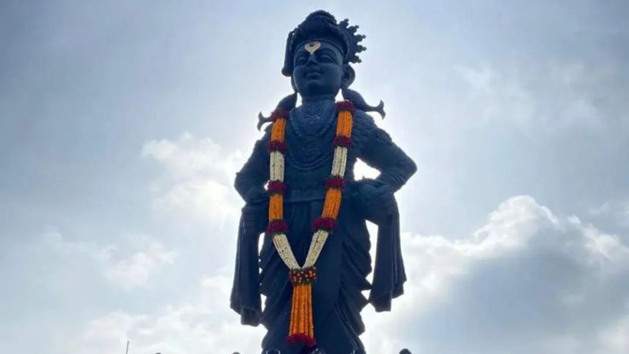 युगे अठ्ठावीस वीटेवरी उभा विठ्ठलाची आरती खूप जुनी आहे.