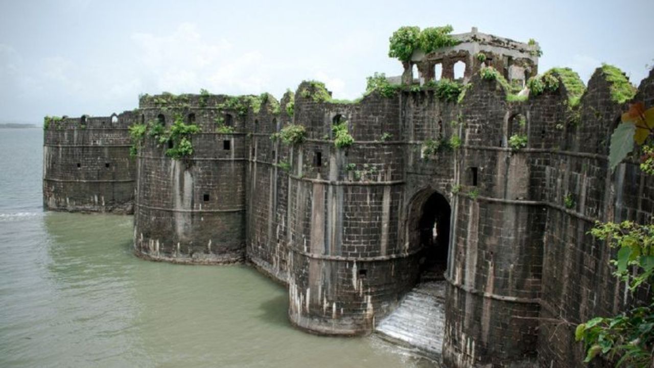 असे म्हणतात की, ३५ वर्षांत या किल्ल्यावर अनेक सैन्यांनी हल्ले केले, ज्यात पार्तुगीज, ब्रिटीश, मुघल आणि मराठ्यांचा समावेश आहे मात्र अनेक हल्ल्यांनंतरही हा किल्ला कुणीही जिंकू शकला नाही 
