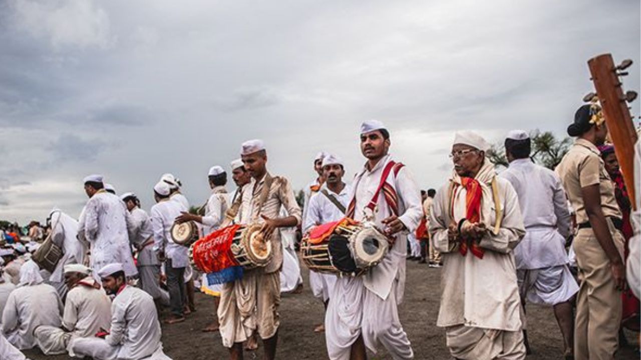 वाल्हे: भर तारुण्यात प्रेमळ आणि जिव्हाळासंपन्न होणे, (वाल्मिकी ऋषींच्या समाधीचे दर्शन) म्हणजे वाल्हे गाव. 