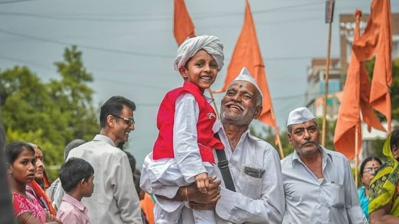 जेजुरी : 'ज' म्हणजे 'जितेंद्र', 'जुरी' म्हणजे 'जास्त त्रास न घेणे', जो जास्त त्रास न घेता इंद्रियांना जिंकतों तो आनंदी होतो. म्हणून वारीचा पुढचा मुक्काम हा जेजुरी आहे. 