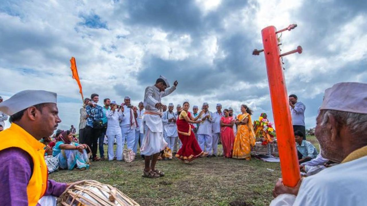 पंढरपूर: शेवटी पंढरपूरला जाऊन पूर्णपणे विठ्ठलाचरणी समर्पित होणं ते ठिकाण म्हणजे पंढरपूर. 