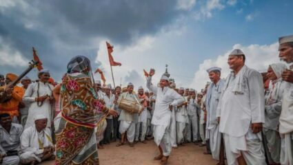 सोलापूर जिल्ह्यात संत तुकाराम महाराज पालखीचे आगमन; जिल्हाधिकाऱ्यांच्या हस्ते पादुकांचे पूजन