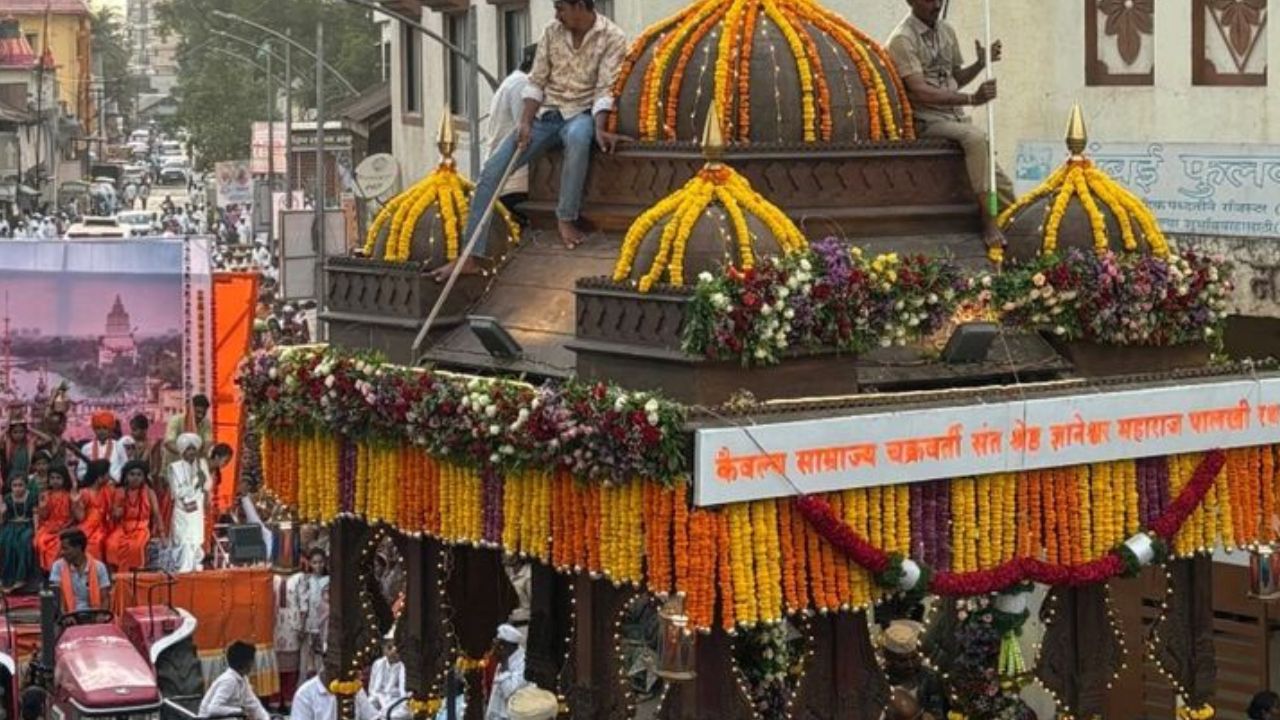 आळंदी: वारीची सुरुवात ही आळंदीपासून होते. त्यामुळे आत्म्याच्या आनंदाने वारीची सुरुवात होते असं म्हणतात. 