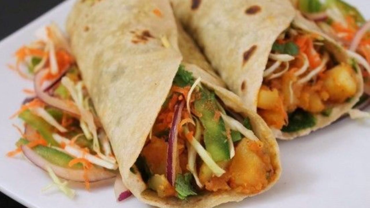 आता शिळ्या चपातीची फ्रँकी तयार करण्यासाठी चपातीवर साॅस लावा. याच्या मधोमध बटाट्याची अथवा पनीरची स्टफींग भरा. वरुन थोडा चिरलेला कांदा आणि कोबी टाका आणि याला रोल करा. तयार रोल जरा तव्यावर शेका आणि सर्व्ह करा 
