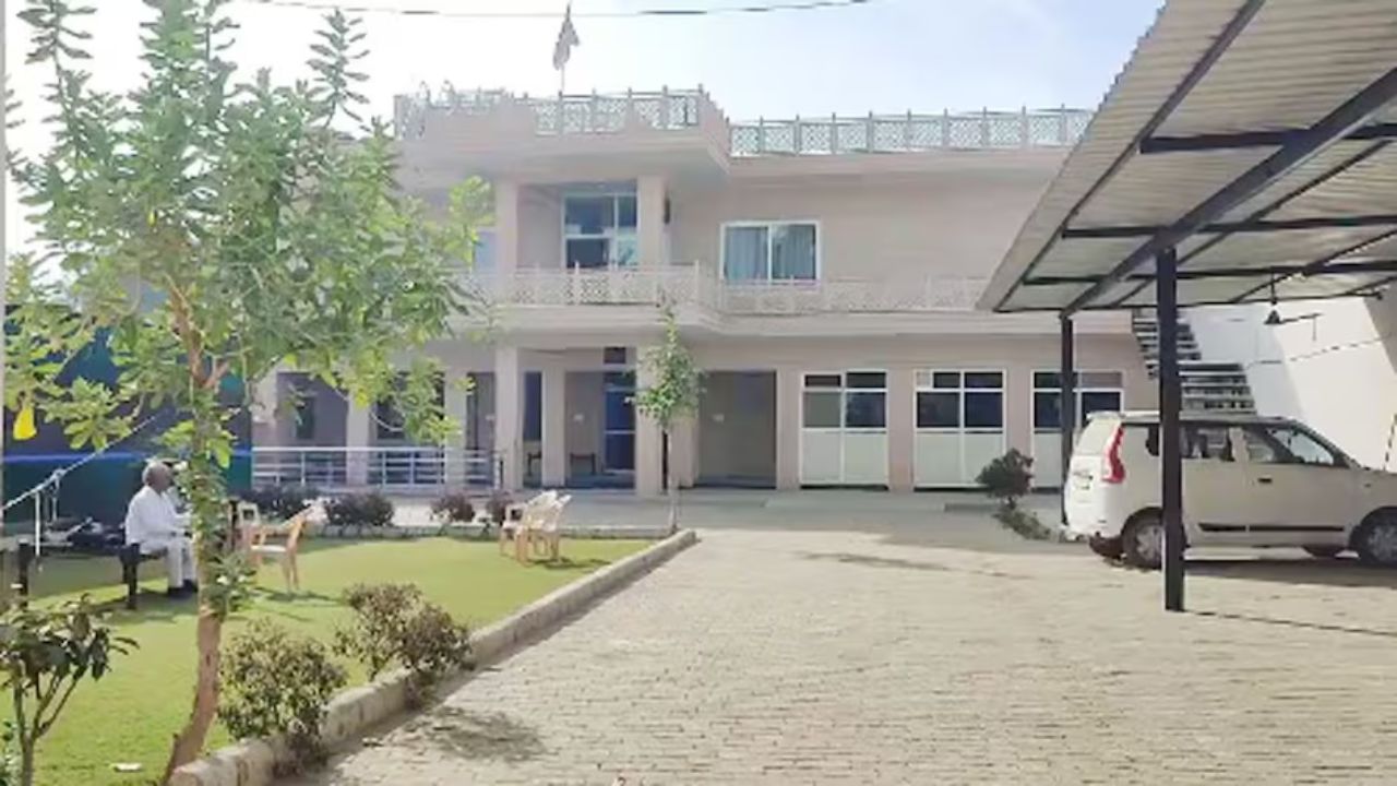 ईश्वर सिंह यांचे कुटुंब राजस्थानच्या सरकारी योजनांचा लाभ घेते. तर, त्यांचा भाऊ कृष्ण कुमार यांचे कुटुंब हरियाणाच्या सुविधांचा लाभ घेते
