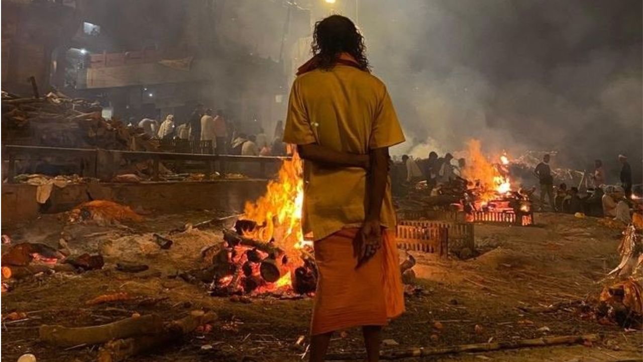 गरुड पुराणानुसार, जेव्हा एखादा व्यक्ती मरतो तेव्हा त्याचा आत्मा दुसऱ्या देशात प्रवेश करतो मात्र जेव्हा मृताच्या कुटुंबातील सदस्य अंत्यसंस्कारानंतर मागे वळून पाहतात तेव्हा आत्म्याचे कुटुंबाबद्दलचे प्रेम त्याला दुसऱ्या जगात जाण्यापासून रोखते 
