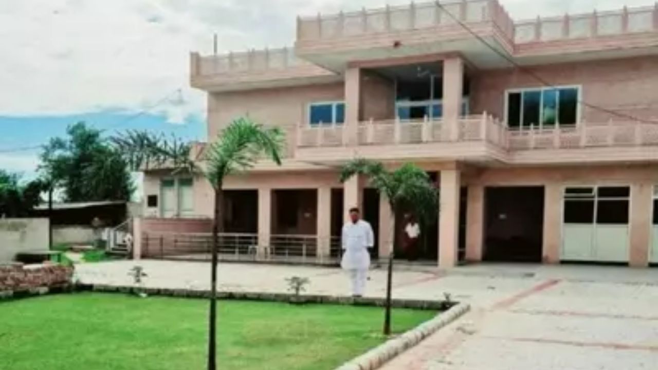 ईश्वर सिंह यांचा मुलगा हवा सिंह दयामा भिवाडी नगरपरिषदेतून सलग तिसऱ्यांदा नगरसेवक झाला आहे. तर कृष्ण कुमार धारुहेडा नगरपालिकेत दोनदा नगरसेवक झाला आहे 
