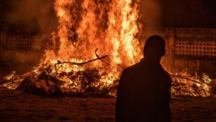 अंत्यसंस्कारानंतर मागे वळून का पाहू नये? गरुड पुराणानुसार काय आहेत याचे परिणाम; चला जाणून घेऊया