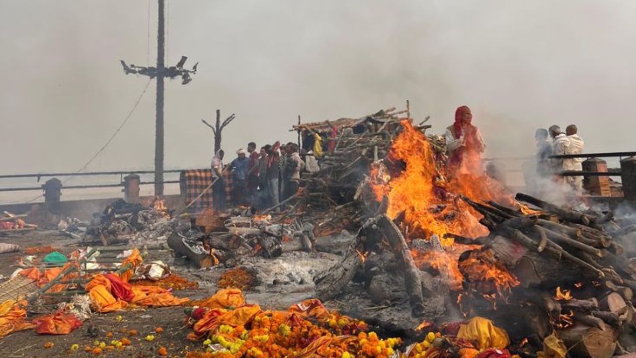 चूकून जर तुम्ही मागे वळून पाहिलेच तर घरी येऊन शेणाच्या सुकलेल्या गोळ्यांना आग लावून आपले हातपाय शेकवून घ्या. यानंतर, लोखंड, दगड किंवा पाण्याला स्पर्श करा. मग एक दगड घ्या आणि मागे फेकून द्या. यानंतर पाणी शिंपडा, कडूलिंबाची पाने आणि मिरच्या चावा आणि  थुंकून टाका.
