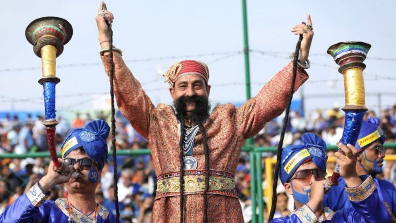 ही स्पर्धा पाहण्यासाठी लोक दूरदूरवरून या मेळ्यात सहभागी होतात. वृद्ध आणि तरुण असे सर्वच या स्पर्धेत मोठ्या उत्साहाने भाग घेतात. इथे आलेल्या स्पर्धकांची मिशी फारच लांब असते 
