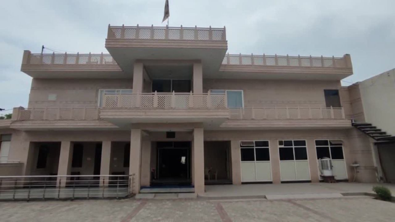 देशातील अनोखे घर जे वाटले गेले आहे दोन राज्यात; एक दरवाजा हरियाणात तर दुसरा दरवाजा राजस्थानात!