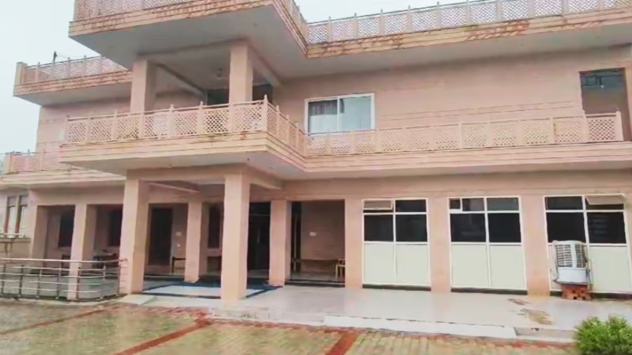 आम्ही तुम्हाला सांगतो की, या घराच्या खोल्या हरियाणात उघडतात तर घराचे आंगण आणि बाथरूम राजस्थानमध्ये आहे. हे घर अशा प्रकारे बांधले गेले आहे की त्याचा एक भाग हरियाणामध्ये आहे तर दुसरा भाग राजस्थानमध्ये आहे 

