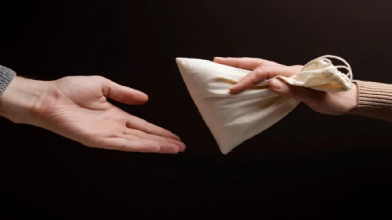भारतातील १० सर्वात भ्रष्ट विभागांमध्ये, पहिला क्रमांक पोलीस विभागाचा आहे. पोलीस विभागावर लाचखोरी, बनावट खटले, FIR नोंदवून न घेणे, रस्त्यावर तपासणी करून बेकायदेशीर वसुली करणे, न्यायाच्या बदल्यात पीडितेकडून पैसे घेणे, जमिनीच्या वादात पक्षपात करणे असे गंभीर आरोप आहेत.