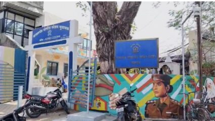 Jalgao crime news: महिलेला घरी सोडतो म्हणत नेले निर्जन जंगलात; आळीपाळीने केला तिघांनी लैंगिक अत्याचार; जळगाव हादरला!