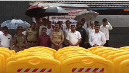 KARJAT :धर्माधिकारी प्रतिष्ठानकडून कर्जत पोलिसांना बॅरिकेट्स भेट