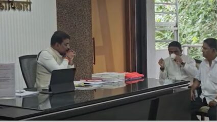 ALIBAUG : अलिबाग-वडखळ रस्त्यावरील खड्डे तात्काळ बुजविण्याची मागणी