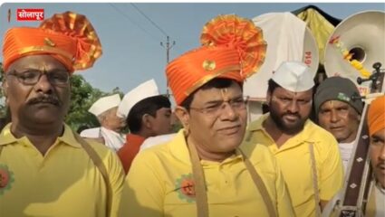 SOLAPUR:  विठुरायाच्या भक्तीत कर्नाटकचे आरटीओ अधिकारी पायी वारीला निघाले