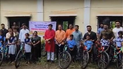 PALGHAR : डोंगरी रस्त्यावरची पायपीट थांबली, गारगाव व डाहे शाळेतील ५१ विद्यार्थ्यांना सायकल वाटप