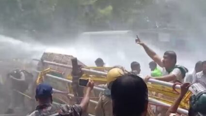 ओडिशा विधानसभेबाहेर मोठा राडा; विद्यार्थिनीच्या मृत्यूनंतर लोक उतरले रस्त्यावर, पोलिसांनी तातडीने…
