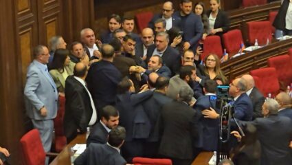 Armenia Parliament: आर्मेनियाच्या संसदेत गोंधळ! विरोधी पक्षाच्या खासदारावर हल्ला, हाणामारीचा थरारक VIDEO VIRAL