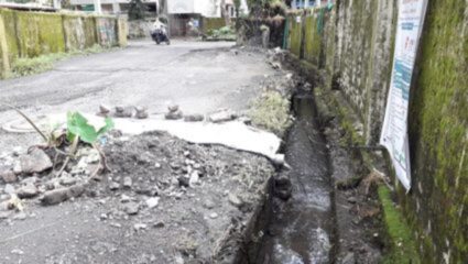 रुग्णाला चक्क खाटेवरून नेलं रुग्णालयात; यवतमाळच्या ‘या’ गावात पाच दशकांपासून रस्ताच नाही