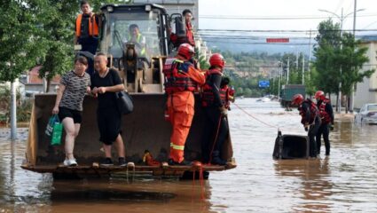 China Flood : चीनमध्ये नैसर्गिक आपत्तीचा कहर; पूर आणि भूस्खलनामुळे ३० जणांचा मृत्यू