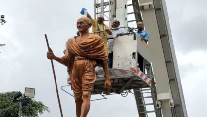 Mahatma Gandhi statue : पुण्यात महात्मा गांधींच्या पुतळ्याला दुग्धाभिषेक; विटंबनात्मक घटनेनंतर कॉंग्रेस आक्रमक