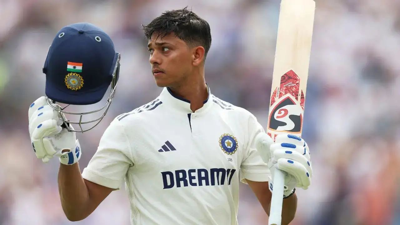 भारतीय सलामीवीर यशस्वी जयस्वाल कसोटी क्रिकेटच्या इतिहासातील सर्वात जलद ५० षटकारांचा विश्वविक्रम करण्यासाठी उत्सुक असेल. जयस्वालने आतापर्यंत ४२ डावांमध्ये ४० षटकार मारले आहेत.