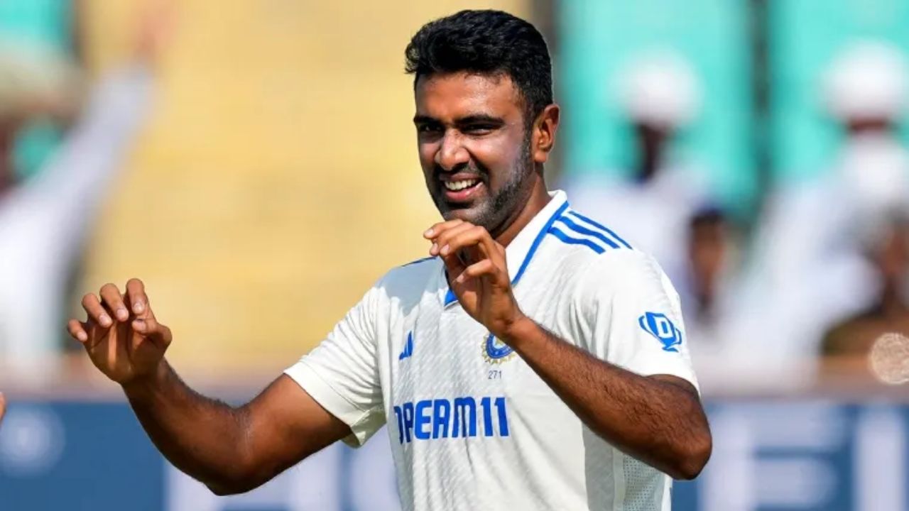 अनिल कुंबळेनंतर आंतरराष्ट्रीय क्रिकेटमध्ये सर्वाधिक विकेट घेणारा गोलंदाज आर. अश्विन दुसऱ्या क्रमांकावर आहे. त्याने त्याच्या कारकिर्दीत कसोटी, एकदिवसीय आणि टी-२० आंतरराष्ट्रीय सामन्यांमध्ये एकूण ७६५ विकेट्स घेतल्या आहेत. आंतरराष्ट्रीय क्रिकेटमधून निवृत्त झालेल्या अश्विनने कसोटीत ५३७, एकदिवसीय सामन्यात १५६ आणि टी-२० आंतरराष्ट्रीय सामन्यात ७२ विकेट्स घेतल्या आहेत. फोटो सौजन्य – सोशल मिडीया