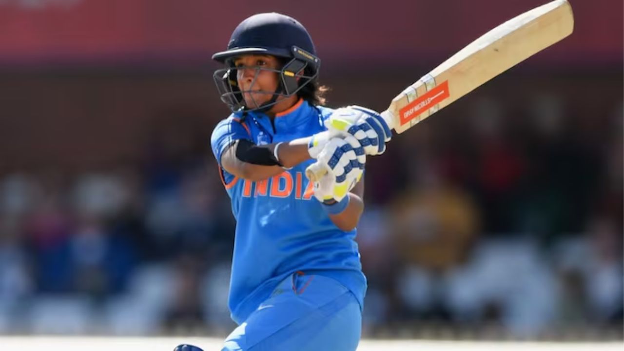 2017 मध्ये एकदिवसीय विश्वचषकाचा सामना हा कांती ग्राउंडवर खेळण्यात आला होता. त्याचे दोन्ही सलामीवीर फलंदाज स्मृती मानधना आणि पुनम राऊत हे बाद झाल्यानंतर भारताचा संघ अडचणीत होता. फोटो सौजन्य – X