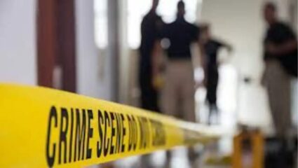 Crime News : धक्कादायक! भर हॉस्पिटलमध्ये विद्यार्थिनीला चाकूने भोसकलं; डॉक्टरही मदतीला न आल्याने संताप