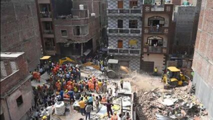 Delhi Building Collapse : दिल्लीत ४ मजली इमारत कोसळली, १२ जण ढीगार्‍याखाली गाडले गेल्‍याची भीती