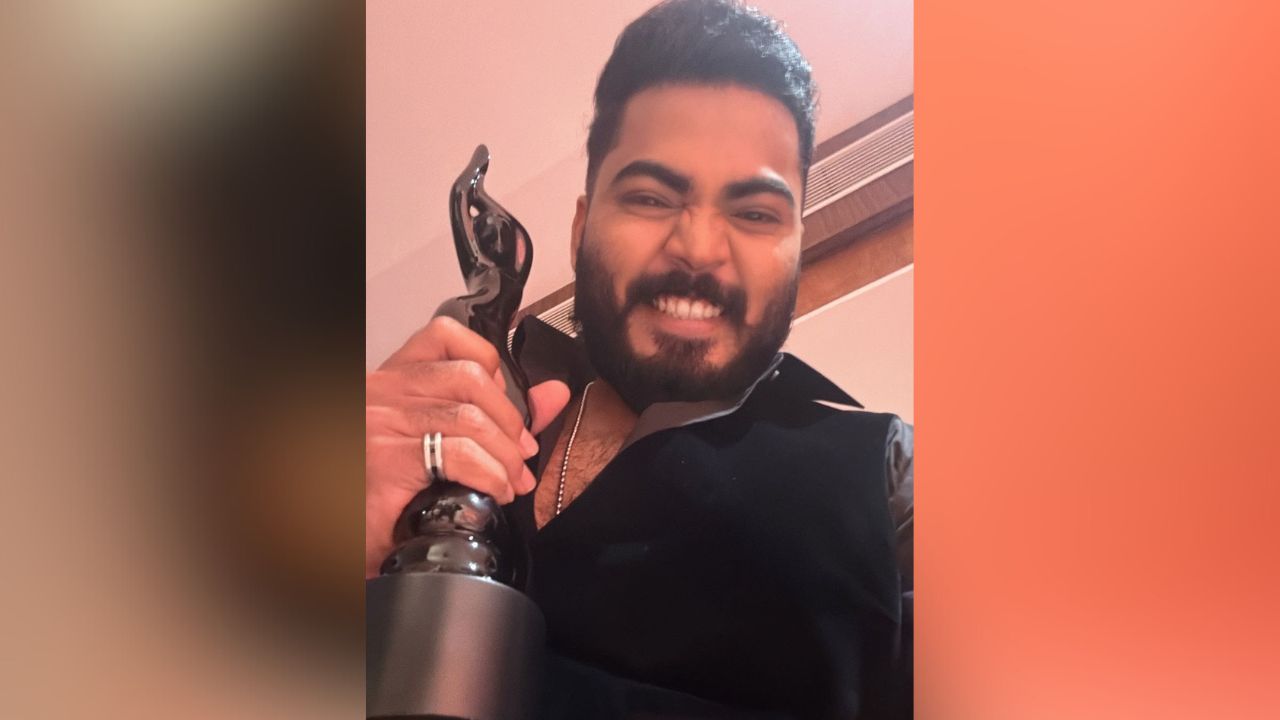 एवढं नाही तर अभिनेत्याने या पुरस्काराच श्रेय चक्क मनसे अध्यक्ष राज साहेब ठाकरे यांना सुद्धा दिलं आहे. एक नंबर भूमिका साकारणारा धैर्य हा येणाऱ्या काळात अनेक वैविध्यपूर्ण भूमिका मधून दिसणार असल्याचं देखील कळतंय !