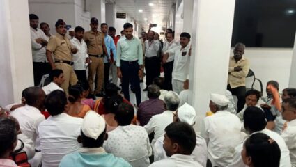दिव्यांग बांधवांचा सोलापूर झेडपी मुख्यालयात ठिय्या; बीडीओ मन मनमानी करत असल्याचा आरोप