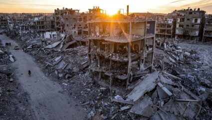 Gaza Crisis 2025 : युद्धबंदीच्या आशा क्षीण! गाझामध्ये अन्न-पाण्याविना मृत्यूचे तांडव; 800हून अधिक बळी