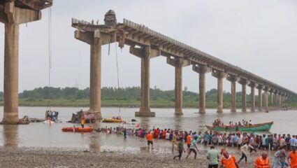 गुजरात पूल दुर्घटनेतील मृतांचा आकडा वाढला; आत्तापर्यंत 15 जणांचा मृत्यू, तिघे बेपत्ता