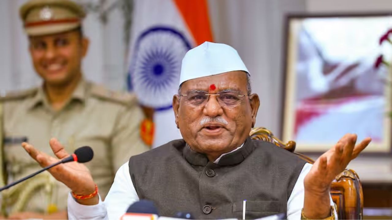 हरिभाऊ बागडे हे वयाच्या 13 व्या वर्षापासून राष्ट्रीय स्वयंसेवक संघामध्ये कार्य करत आहेत. बागडे हे मुळचे औरंगाबादचे असून ते नेहमी पांढरा सदरा, धोतर आणि डोक्यावर गांधी टोपी अशा पेहरावामध्ये असतात. हरिभाऊ बागडे यांनी पाच वेळा आमदार पद भुषवले आहे. 
