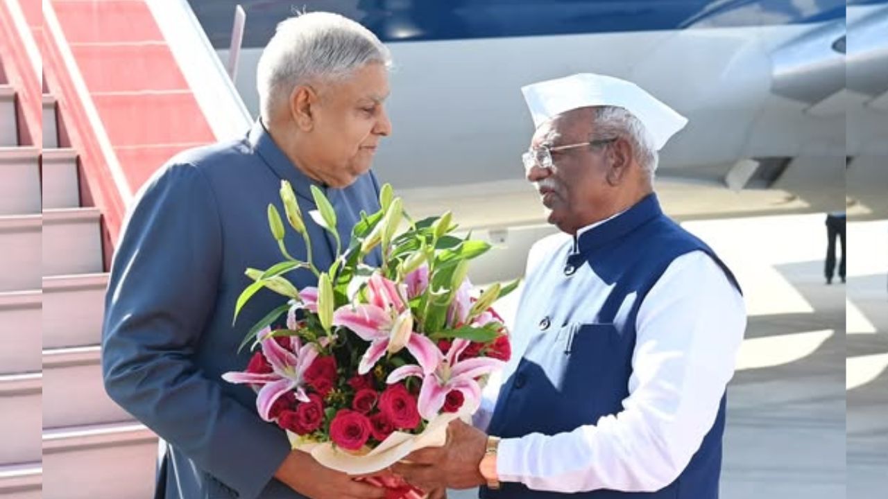 संसदेचे पावसाळी अधिवेशन सुरु होताच पहिल्याच दिवशी उपराष्ट्रपती जगदीप धनखड यांनी राजीनामा दिला आहे. आरोग्याची चिंता आणि वैद्यकीय सेवेला प्राधान्य देण्याची गरज असल्याचे कारण देत त्यांनी आपल्या पदाचा राजीनामा दिला.