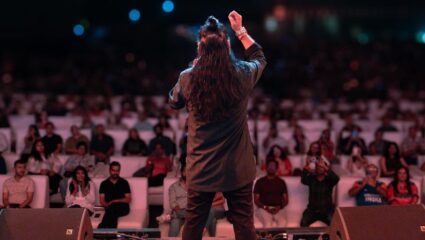 ५० रुपये वाचविण्यासाठी उपाशी राहायचा गायक, आज आहे संगीत क्षेत्रातील प्रसिद्ध नाव