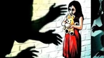 आधी मिरची पूड टाकली, नंतर कोयत्याचा धाक दाखवून अल्पवयीन मुलीवर अत्याचार; काय घडलं नेमकं?