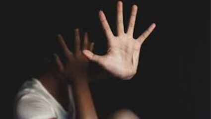 धक्कादायक! जबरदस्तीने मित्राला लिंगबदल करण्यास भाग पाडून बलात्कार, १० लाख दिले नाही तर आयुष्य…..