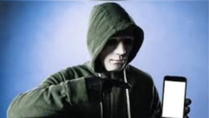 तुमचा स्मार्टफोन हॅक झाला आहे का? ओळखा ही धोकादायक लक्षणं आणि आजच वाचवा तुमचा डेटा