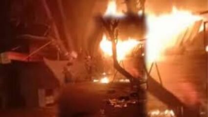 नवी मुंबई एपीएमसी मार्केट शेजारी ट्रक टर्मिनलला भीषण आग; ८ ते १० ट्रक आणि टेम्पो जळाले; कारण अद्याप अस्पष्ट