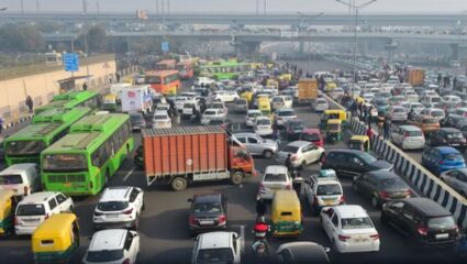 Delhi Fuel Ban : जुन्या वाहनांवरील इंधन बंदी स्थगित; १ नोव्हेंबरपासून लागू होणार नव्या अटी